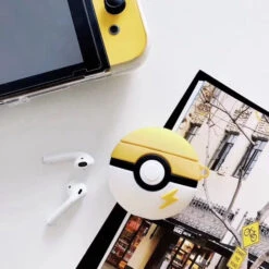 Pokemon Poke Ball AirPod Case Schutzhülle Im Pokeball Look 17 Pokemon Poke Ball AirPod Case Schutzhülle Im Pokeball Look -Pkm.store-verkäufe product image 1626643673 65eeff1f ed3d 4618 bb18 520f216760c6